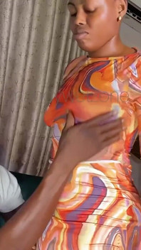 Dia lebih menarik daripada pizza dia mengantarkan wanita seksi manis yang kutemui hari ini