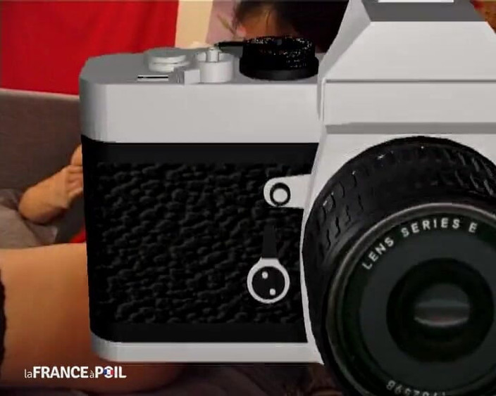 La France a Poil: Dua si rambut coklat melancap dan kongkek antara satu sama...