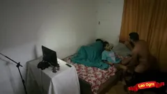 Jag gick in i rummet, min styvdotter tittade på Flamengo-spelet och jag hade sex med henne bredvid min fru