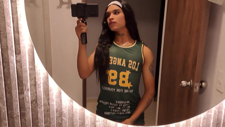 Valera Toro: (valeria Toro ) Modeluji svůj velký penis, dokud nevybuchnu hodně mléka...