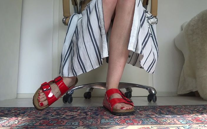 Lady Victoria Valente: Rode patentleren slippers met een lange zomerjurk
