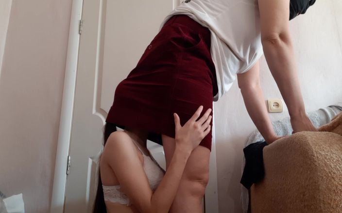Lesbian-illusion: 나는 아무도 우리를 잡을 수 없도록 선생님의 치마 밑으로 올라갔다.