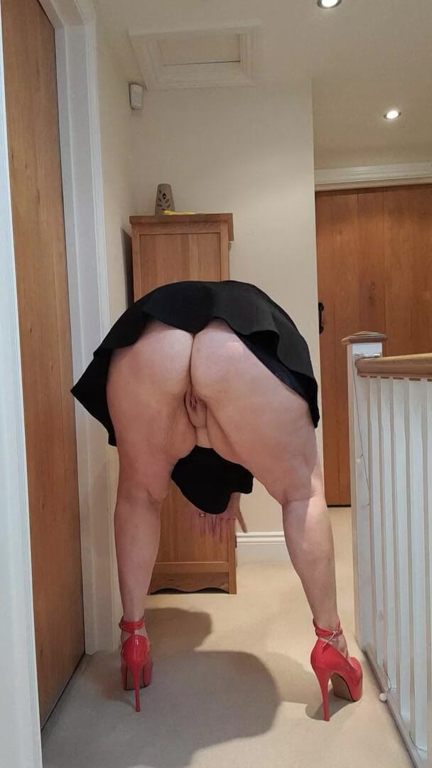 Uk Joolz: Gonna corta, senza mutande, gambe nude e tacchi