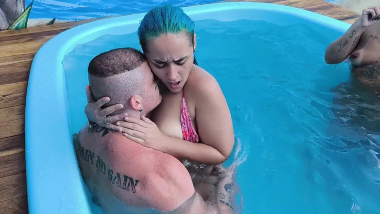 Carmona's films: 3 Amiga Safadas Pagando O Piscineiro No Xerecard
