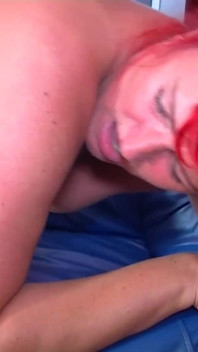 Zrzavá milfka s velkými prsy na zralém ptákovi ... sperma v ústech