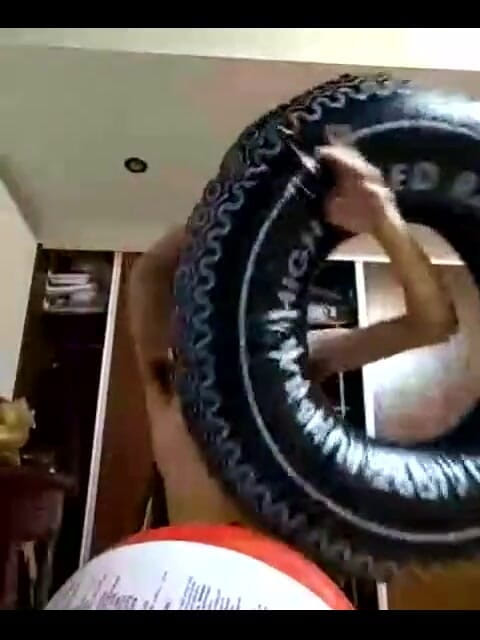 Floatie Boy: Assista me explodindo infláveis e brincando com eles até gozar...