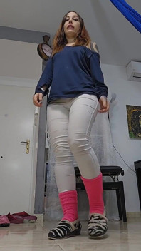 Kapcie modeluje i masturbuje się, hiszpańskie kapcie