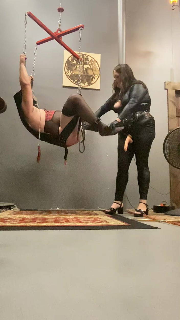 Mistress Scarlet Kiss: シシー・ハンズフリーがペギング中に貞操帯で早すぎる射精、私は彼を辱めた