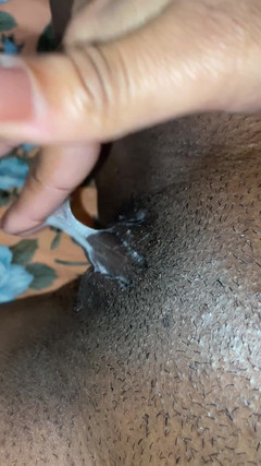 Pretinhagrelhuda: Mi masturbio finché non vengo mentre guardo il mio film...