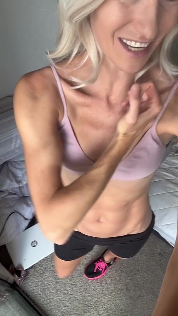 Elaina Button: Bodyswap Fantasy Roleplay com Adoração Muscular
