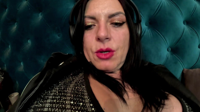 MilfyCalla: 肮脏的小挑逗 - 淫荡的衣服，饥饿的眼睛