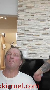Divoká blonďatá milfka plivá do úst svých otroků