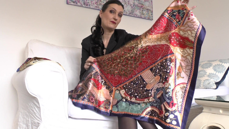 Lady Victoria Valente: Мої глянцеві атласні шарфи так збудливі! Lady Victoria Valente