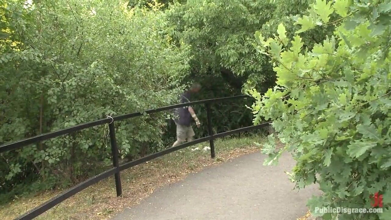 Public Disgrace by Kink: Stora naturliga bröst utsatta på gatan