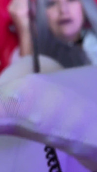 POV นางเอกใหญ่ยักษ์นั่งตูดคร่อมหน้าและยัดเท้าในปาก สวมกระโปรงสั้นกับถุงน่องขาว