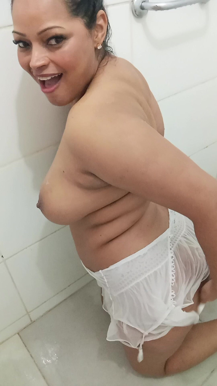 RoyalComedian46: Brunetă prea sexy