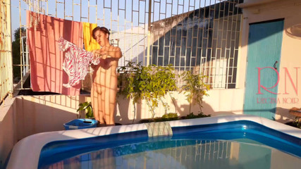 Regina Noir: Pembantu rumah bogel Regina Noir Naked dobi mengeringkan pakaian di...