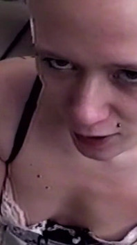 Une blonde s’enfile une bite au fond de la gorge en squirte partout