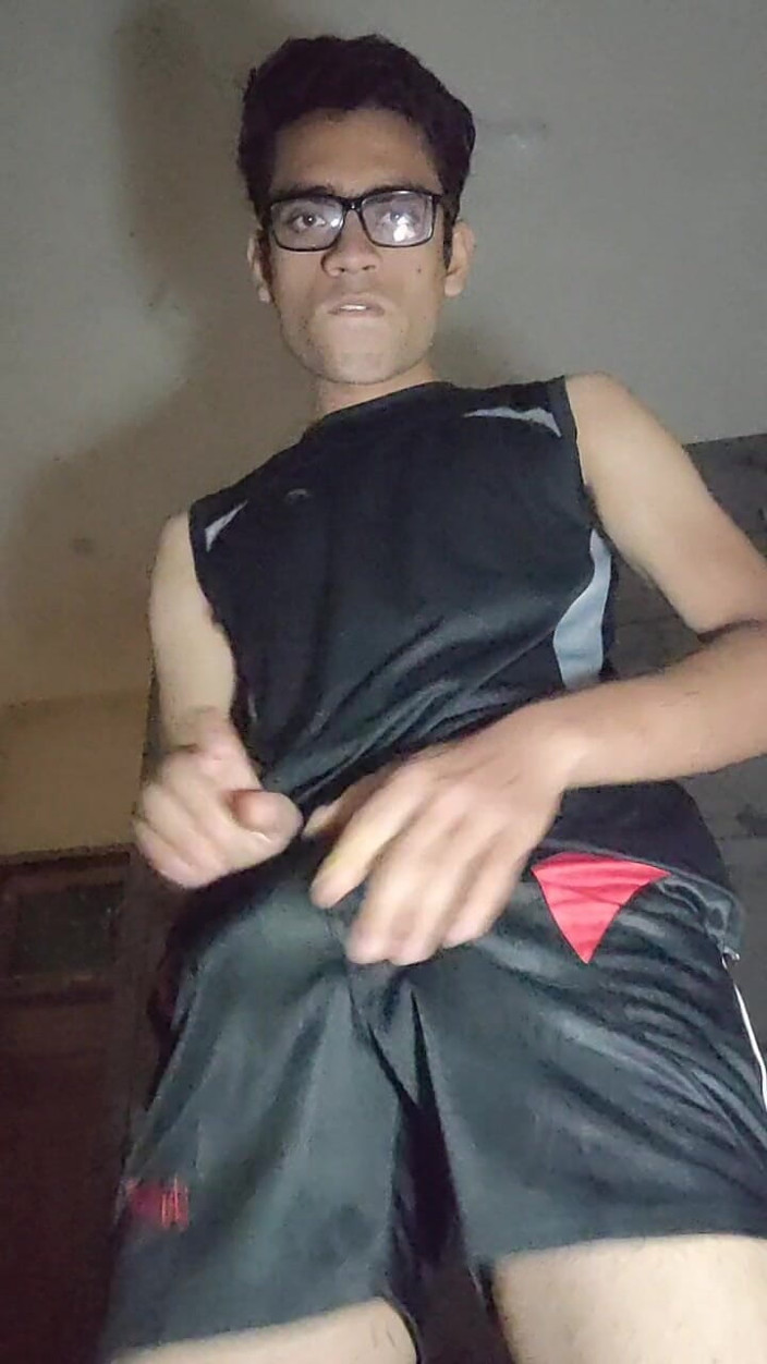 AdityaSquirts: Pulă twink perversă se joacă și mângâie pula în pantaloni scurți