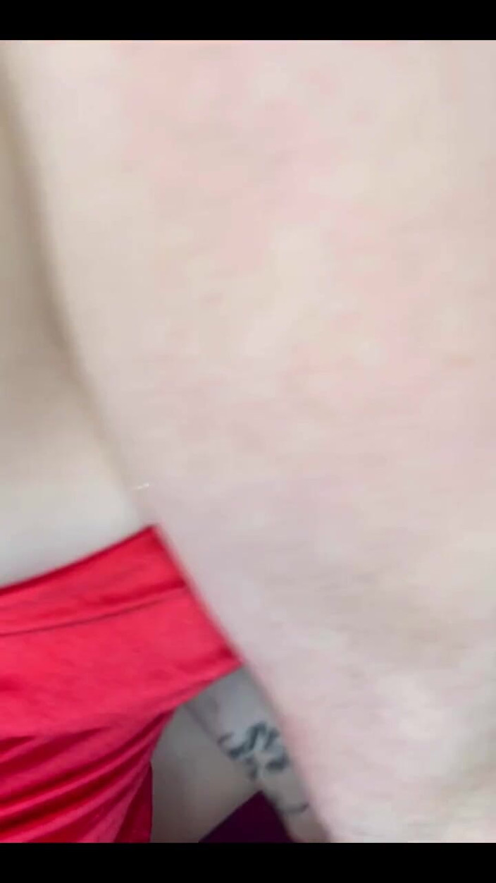 Suzy Wylde: Berdiri di rumah muncrat