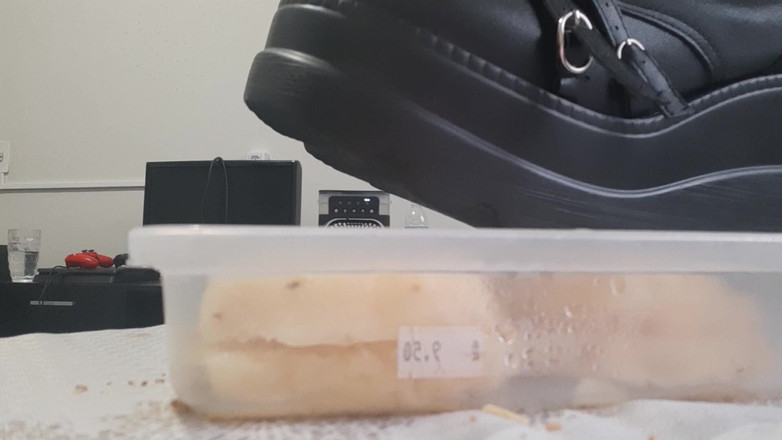 Bladexfeet: Esmagando Abacaxi Com Botas