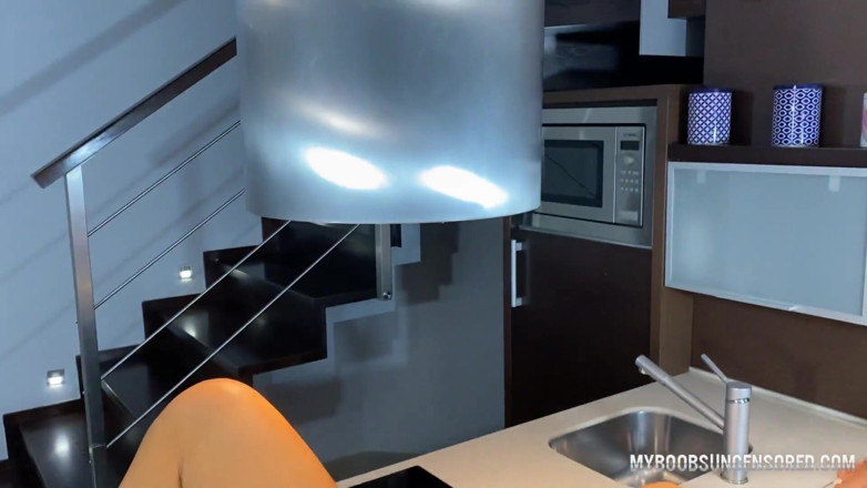 My XXX Paradise: Claudia si masturba sulla scrivania della cucina e gioca con...