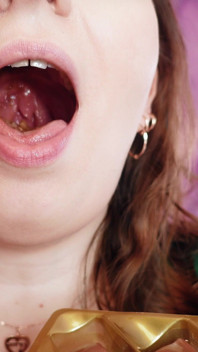 Asmr en close-ups: reuzes verslinden fetisj - auto's eten van chocolade. Bretels. Arya Grander