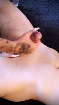 Mâna strânsă post-orgasm a surorii vitrege, ejaculare fierbinte