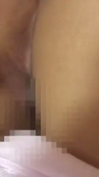 Tânăra soție asiatică călărește iubitul în timp ce suge un vibrator gros