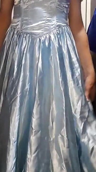 Crossdresser cum vestindo elegante vestido de cetim