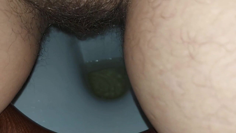 GinnaGg: Počůrala si a utřela si mokrou chlupatou kundu