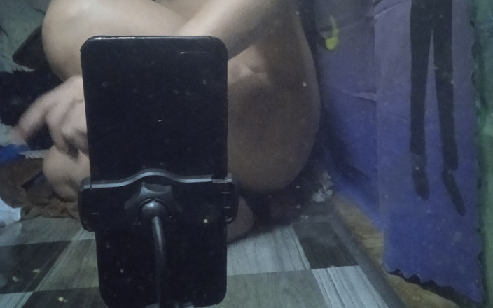 Reynaldo6: 女王总是在她的卧室里拍摄视频