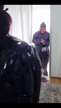 Truc sau tratează EP 1 - Perversul de picioare Adulmecă Kiffa șlapi și a fost prins