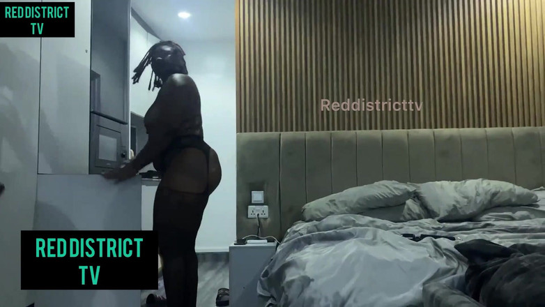 Red district Tv: Trio avec une grosse bite hardcore - une bite monstrueuse étire sa...