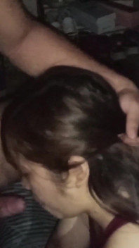 Utangaç pinay erkek arkadaşının yarağını emiyor