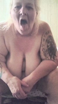 큰 뚱뚱한 자지에 그녀의 엉덩이를 튕기는 U를 너무 뜨겁게 빠는