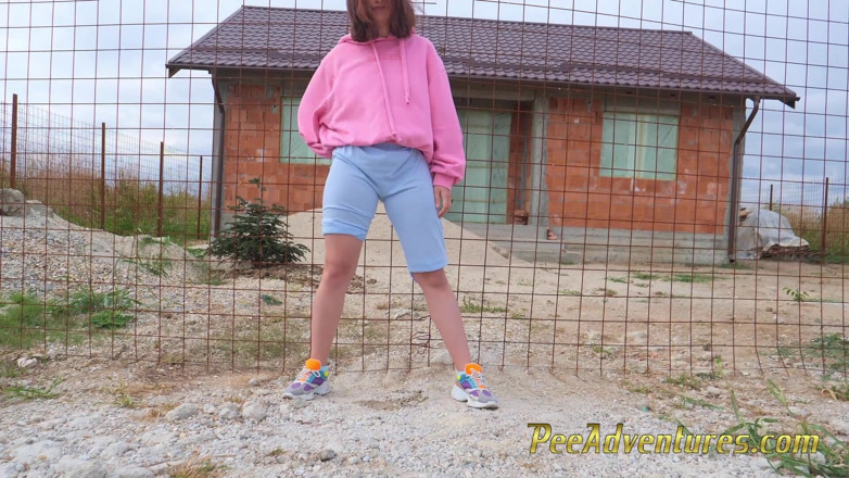 Pee Adventures: Hipster dziewczyna zmienia mokre ubrania i siusiu na zewnątrz