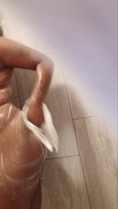 Duxxxk3000: Cámara atrapada mientras se ducha