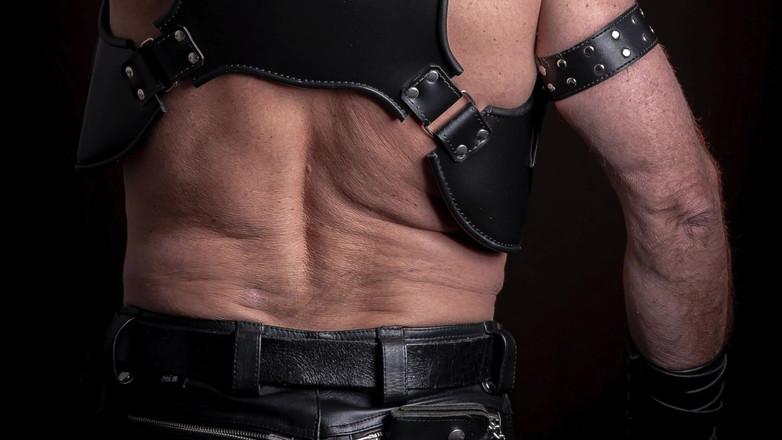 MusclesCigarsFFPig: Кожные варежки с шипами и джокстрап