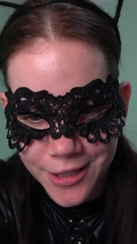 Catwoman chơi với một con chuột trong pov