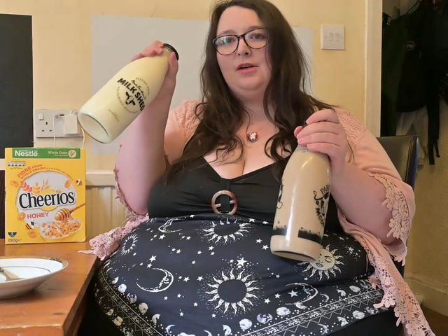 Got Milk for a Giant SSBBW Goddess (SSBBW Lady Brads)
