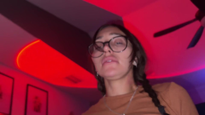 Teddy Tarantino: La puttana sisi rose assaggia il suo buco del culo...
