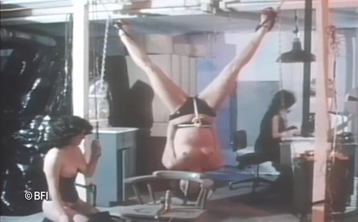House of lords and mistresses in the spanking zone: Dva páni svážou hubeného otroka.