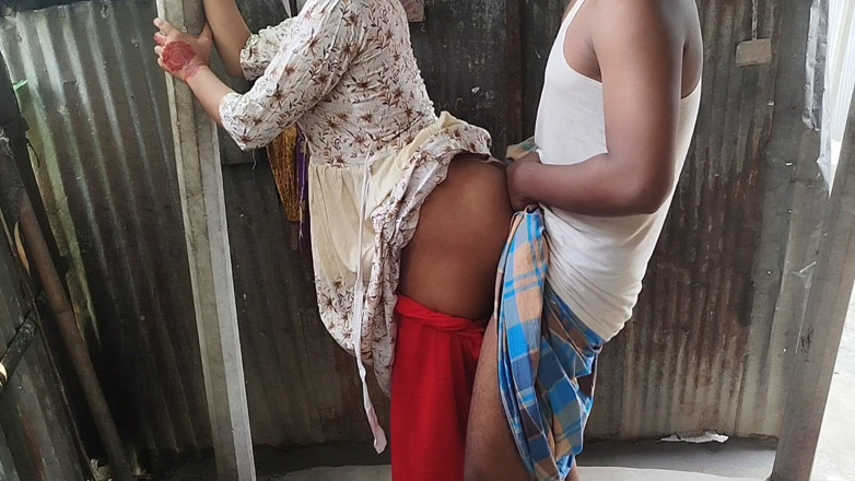 Boneshaker: Video seks panas teman wanita muda yang cantik di luar