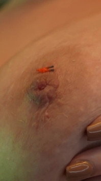 Riesin bestraft nippelsklave 3