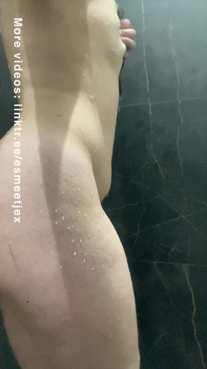 Esmeetjex: Sexy mladá studentka se sprchuje, nahá
