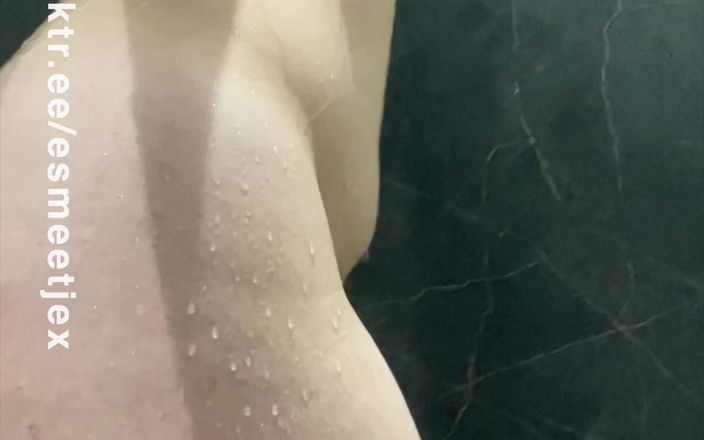 Esmeetjex: Sexig ung student tar en dusch, naken