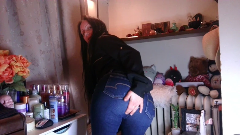 Raven Willow: My Ass Looks Good in Jeans