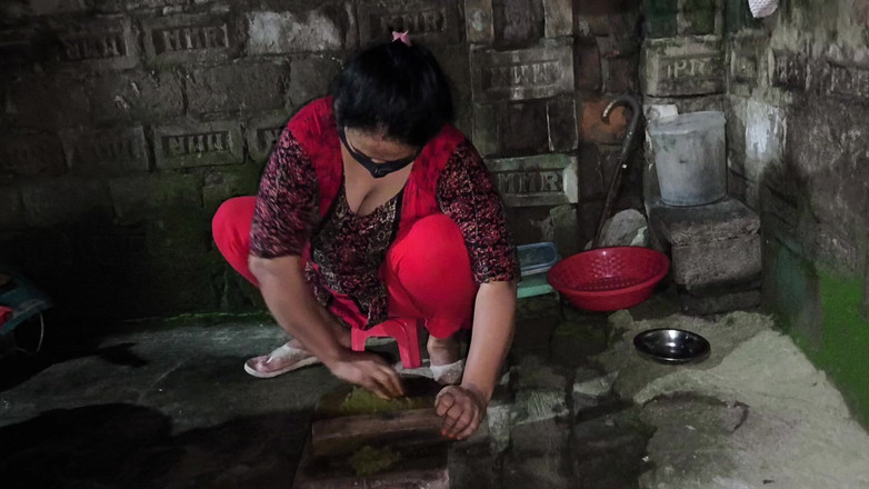 SAFI TV: Aku ngeliat tanteku yang lagi duduk diam-diam saat aku memeluknya...