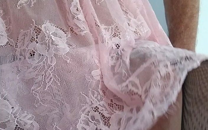 dragontrainer5: Un CD joli en lingerie rose taquine comme demandé